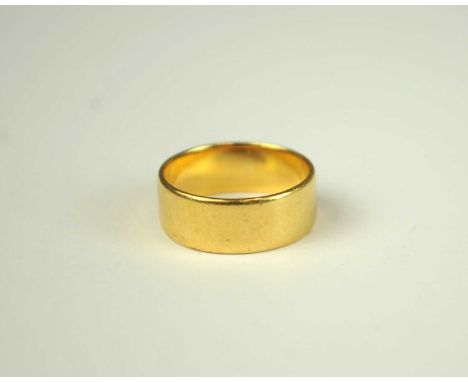 An 18ct gold ring, hallmarked London 1919, size U, weight approx 8.7g