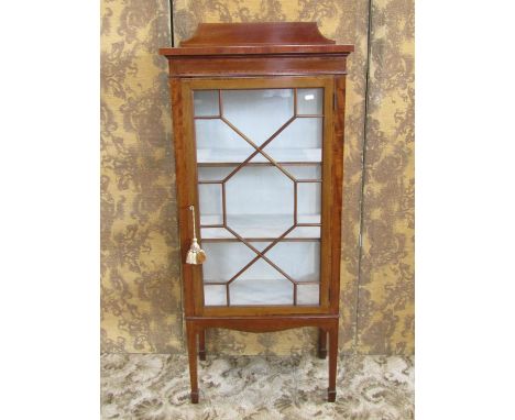 Small inlaid Edwardian mahogany display cabinet, encloses by an astragal glazed panelled door, 131cm high x 56cm