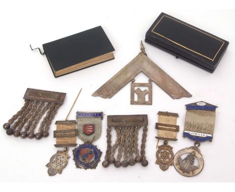 Mixed Lot: small quantity of Masonic items including two gilt metal Royal Arch Chapter jewels, 1330 St Peter's Lodge, 1920 Ju