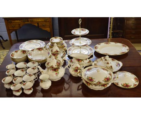 Extensive Royal Albert tea and dinner service in the 'Old Country Roses' pattern