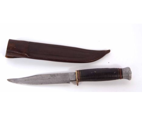 Mid-20th century British Bowie type hunting knife, William Rogers "I cut my way" made in Sheffield, England, with shaped sing