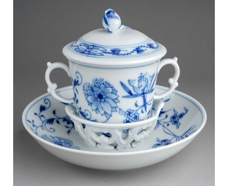 A 20th century Meissen porcelain Blue Onion pattern twin handled chocolate cup with cover with saucer, the cover with rose bu