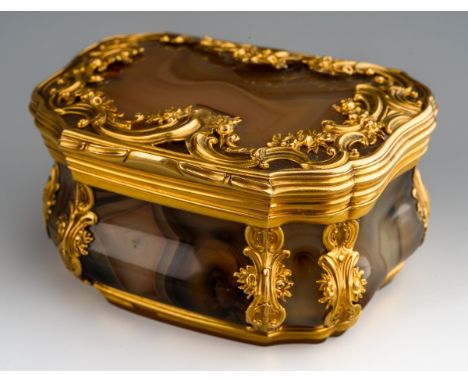 A George III agate snuff box, the lid and sides with scrolling gold detail, approx length 62mms, approx gross weight 92.29 gr
