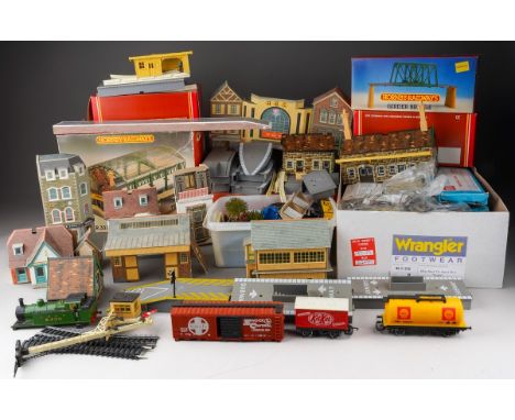 A box of Hornby 00 Gauge railwayana and cardboard and plastic buildings including R.331 London Road Station, R.657 Girder Bri