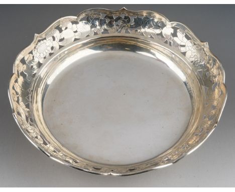 A late 19th \ early 20th Century Chinese Export silver circular bowl (serving dish), the shaped rim above pierced and engrave