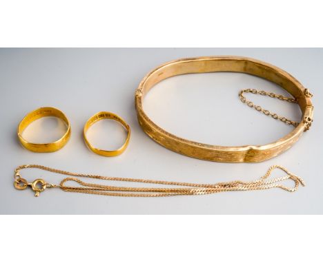 Two 22 ct gold wedding bands ( 5.1g ) together with 9 ct gold chain and bangle ( 14g) , all af