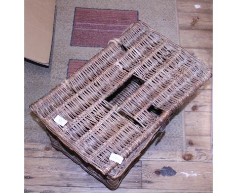A vintage wicker basket/Krill 