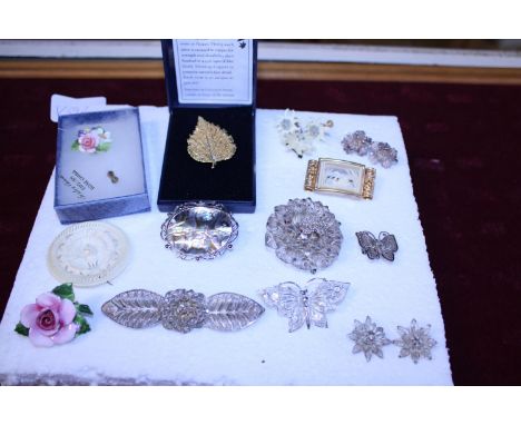 A selection of vintage brooches 