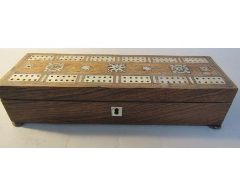 A 19c rosewood cribbage box, fitted two card boxes and containing the cards and a central scoring peg box with cover, the hin