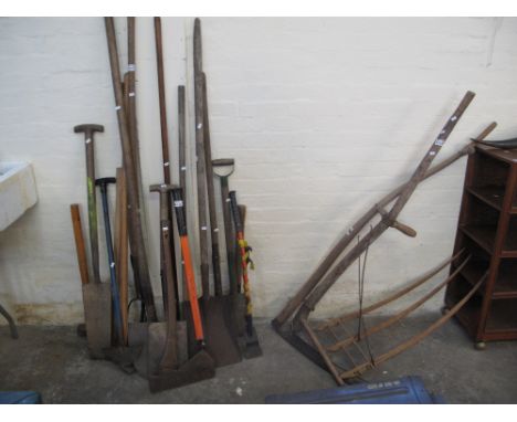 Collection of garden tools, spades, axes, scythes, etc.(B.P. 24% incl. VAT)