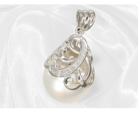 Wunderschöner, ungetragener, ehemals teurer vintage Südseeperl-Anhänger aus Platin mit Brillantbesatz: Ca. 36mm lang (mit Öse