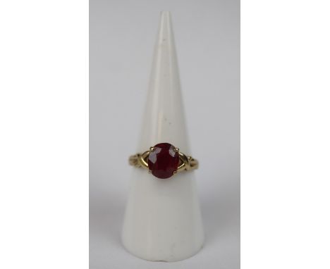 9cg gold garnet set ring - Ring size: N 