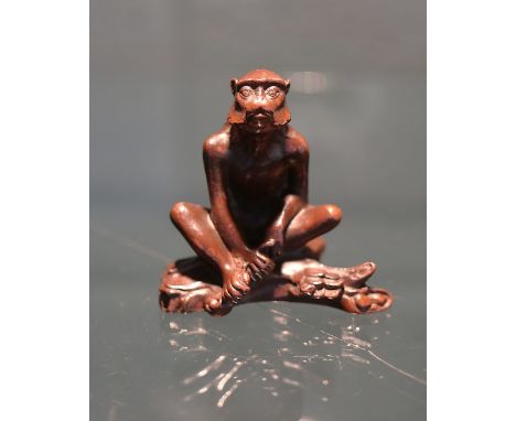 Small bronze monkey figure with mark to base - H: 6cm