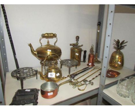 A shelf of assorted brass ware including paraffin lamp