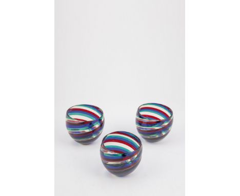 3 Tassen ''a fasce'' Fulvio Bianconi (Entwurf), Venini, Murano, 1951 Farbloses Glas mit spiralfoermig verschmolzenen Baendern