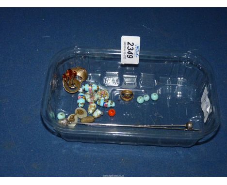 A costume jewellery brooch, two hat pins and a small quantity of embellished beads, plus a small yellow metal 'Be True to Hea