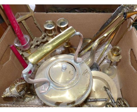 A quantity of brass to include a set of three graduated alcohol measuring ladles, brass kettle, cat, pairs of candlesticks, e