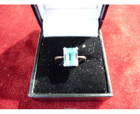 An 18ct Platinum ring, set with emerald cut aqua marine stone, size M.