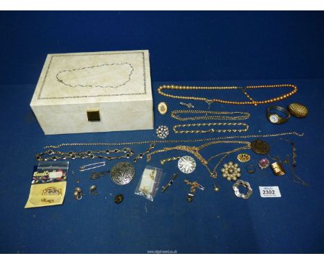 A cream jewellery box and contents including 9ct gold signet ring, Scottish silver cross brooch, pewter brooch, costume jewel