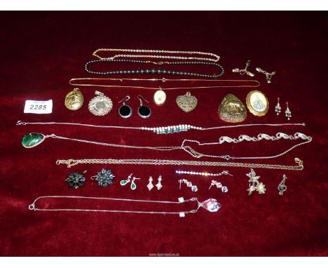 A quantity of miscellaneous vintage jewellery including; hand painted brooch, silver labradorite pendant, silver marcasite tr