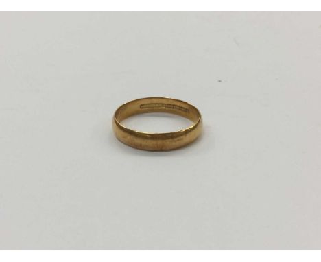 18ct gold wedding ring, size U½Condition report: Weight 3.8g 