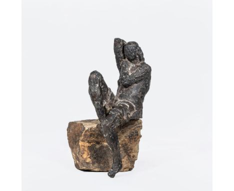 Sylvia Hagen (Treuenbrietzen 1947). Sitzender weiblicher Akt. 2004. Bronze, patiniert. Figur: H. 45 cm, Steinsockel: H. 14 cm