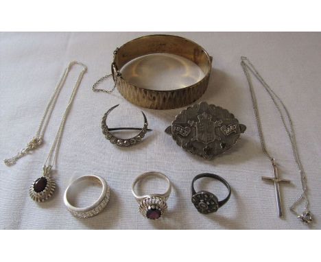 Selection of silver jewellery inc Victorian jubilee brooch D 4.5 cm weight 0.19 ozt, silver gilt bangle London 1967 weight 1.