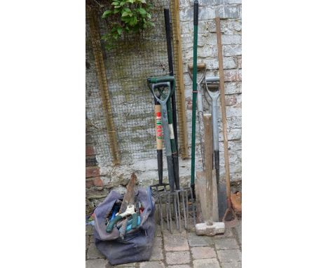 Selection of gardening &amp; hand tools including forks, spades &amp; a sledge hammer