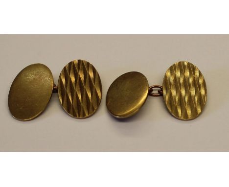 Pair of 9ct gold cufflinks with engine turned decoration 6.1g