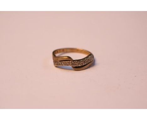Ladies 9ct Gold Stone set cross-over ring Size O. 2.8g total weight 