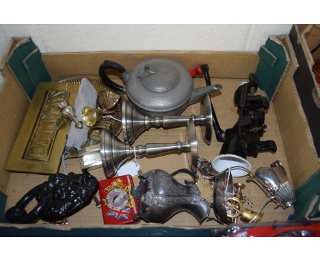 BOX OF MIXED ITEMS TO INCLUDE PEWTER CANDLESTICKS, DOOR KNOCKER, BRASS LETTERBOX ETC