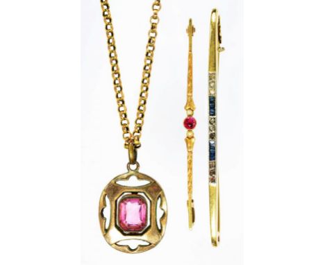 A CALIBRÉ CUT SAPPHIRE AND DIAMOND CHIP BAR BROOCH IN GOLD, A RUBY AND SEED PEARL BAR BROOCH IN GOLD AND A GOLD NECKLET, 9.3G