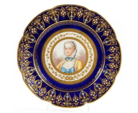 A SEVRES STYLE JEWELLED COBALT GROUND PLATE PAINTED WITH A PORTRAIT OF MADAME DE POMPADOUR, 23CM DIAM, PAINTED TITLE AND PSEU