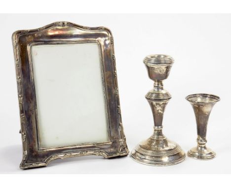 A GEORGE V SILVER PHOTOGRAPH FRAME, 18.5CM H, BIRMINGHAM 1925, A SILVER CANDLESTICK AND A SILVER POSY VASE, BOTH LOADED 