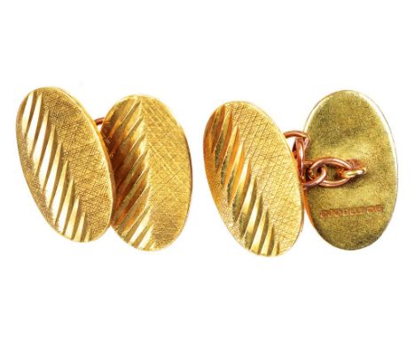 A PAIR OF 9CT GOLD CUFF LINKS, ENGINE TURNED, 6.8G