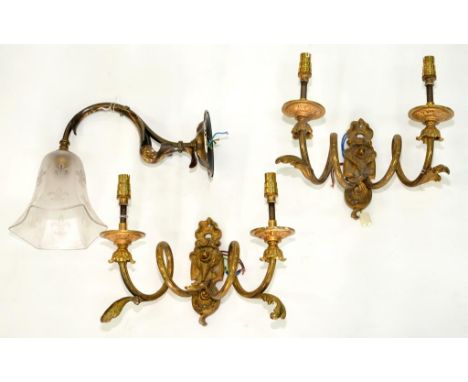 AN ARTS & CRAFTS BRASS ELECTRIC WALL LIGHT OF SWAN NECK FORM, 24CM PROJECTION WITH ETCHED GLASS LAMPSHADE AND A PAIR OF GILT 