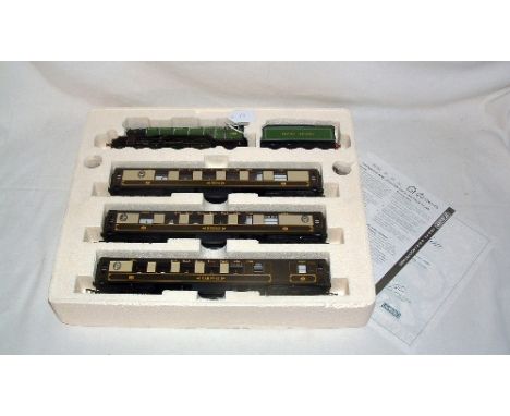 HORNBY R2168 'The Yorkshire Pullman' Train Pack comprising a BR Green Class A3 4-6-2 'St Simon' and 3 x Pullman Cars 'Zena', 