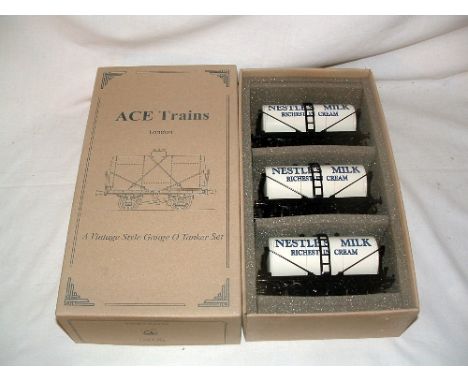 ACE Trains 0 Gauge 3R Vintage Style Nestles Milk 3 x Tanker Set. Mint Boxed.