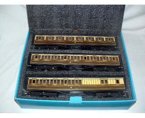 ACE Trains 0 Gauge 3R C/1 First Series GWR Cream and Brown Non Corridor 3 x  Coach Set based on 51 ft 'Dreadnoughts' - all Fi