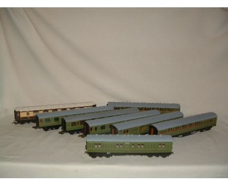 A tray containing an expertly built rake of 6 x SR Maunsell Coaches comprising 3 Car Set 224 with Bedford simulated vacuum Pi