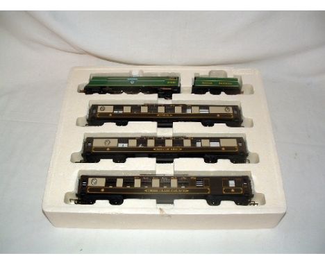 HORNBY R2279M 'Thanet Belle' Train Pack comprising a BR Green Battle of Britain 4-6-2 '92 Squadron' and 3 x non illuminated P