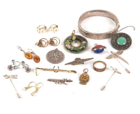 Mixed lot: a quantity of silver and white metal jewellery to include a hinged bangle, Arts and Crafts style brooch, red and b