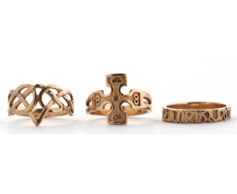 Three 9ct rings, to include a Celtic knotted crown style ring, size R, a cross style ring, size Q, and textured band ring, si