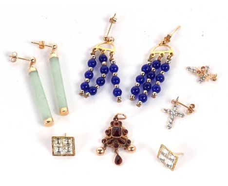 A quantity of jewellery to include a pair of jade drop earrings, stamped 9k, 3cm long, together with a garnet pendant, a pair