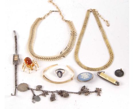 A quantity of assorted jewellery to include an amber and gilt metal spider brooch, 32mm long, an adjustable bangle stamped 37