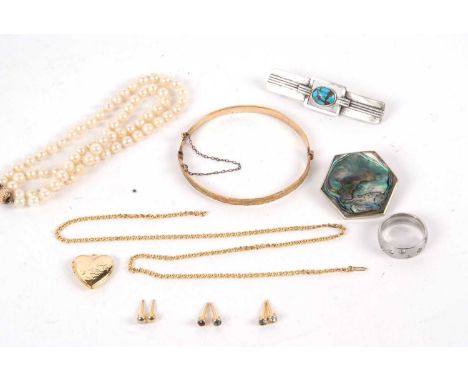 A quantity of mixed jewellery to include a cultured pearl necklace, a Mexican silver and shell brooch, a rolled gold bangle, 