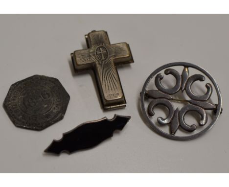 A SCOTTISH STERLING SILVER CELTIC DESIGN BROOCH, AN ENAMEL BROOCH, A 19TH CENTURY CHURCH TOKEN &amp; A RELIGIOUS CROSS PENDAN