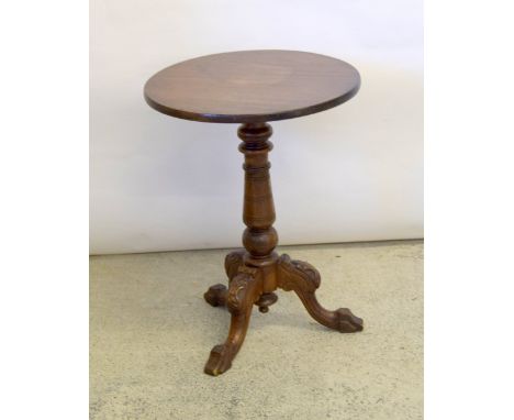 Georgian mahogany tip top lamp table on turned pedestal and tripod legs 70x50 cm