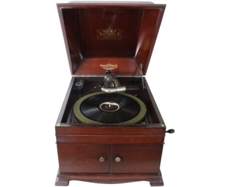 Victrola Table Top Record Player / Phonograph by Victor Talking Machine Co. Size: 17 x 20 5/8 in closed. 26 1/2 in open.