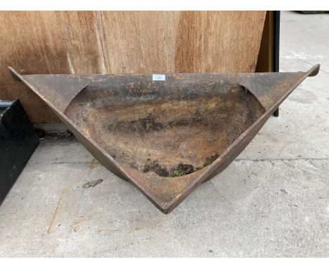 A LARGE VINTAGE CAST IRON CORNER TROUGH 